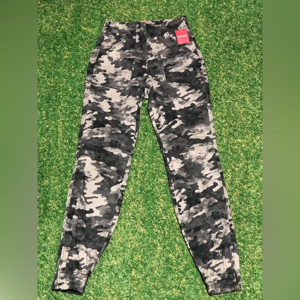 Spanx Stretch Twill Cargo Jogger ~ Blackwash Camo ~ NWT! Size:Various - Picture 2 of 16